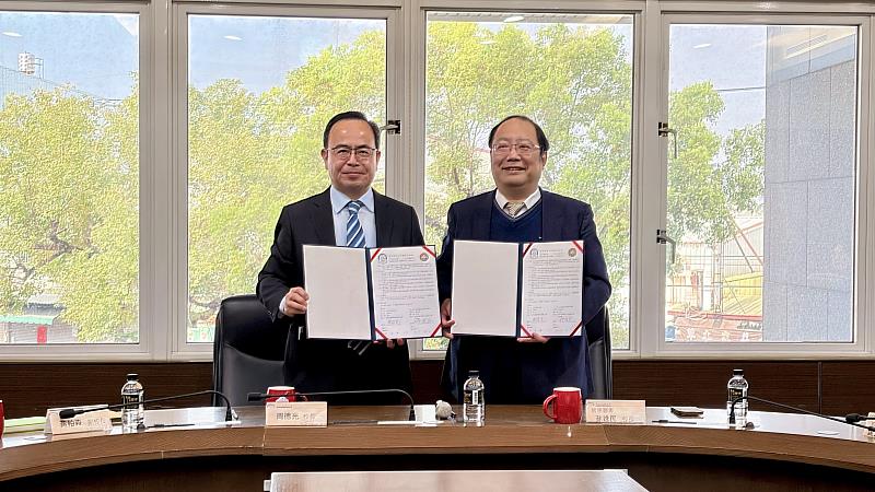 圖1、大仁科技大學校長周德光（左）與敏惠醫護管理專科學校校長孫逸民（右）完成產學合作備忘錄（MOU）簽署並合影留念，象徵雙方正式建立合作夥伴關係，共同推動醫護與智慧教育發展。