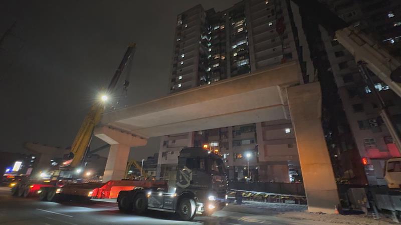 年前重大進展！ 新北捷運土城樹林線第一跨預鑄梁成功吊裝