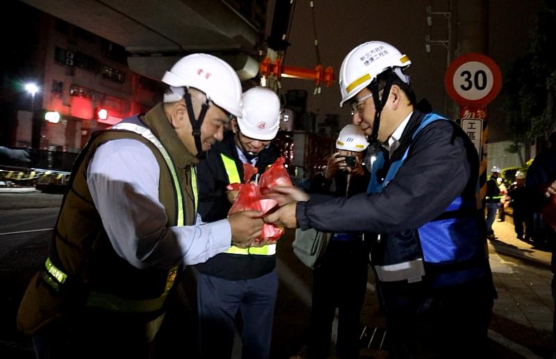 捷運局長李政安慰勞施工團隊。