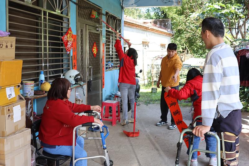 伊甸「愛．圍爐」上山送暖 伴失能家庭除舊布新呷歡喜