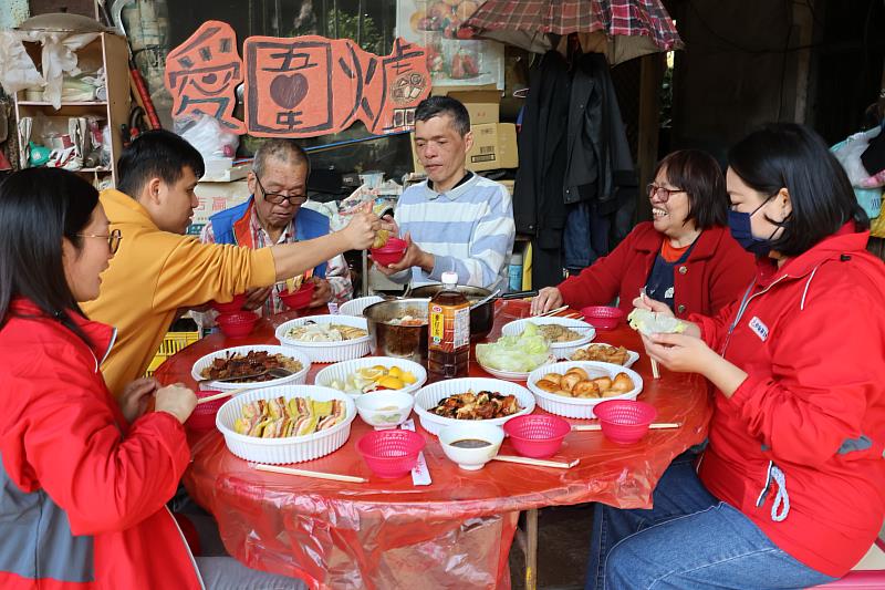 在伊甸新北居家式長照機構夥伴的陪伴下，久違的熱鬧溫暖了一家人的心。