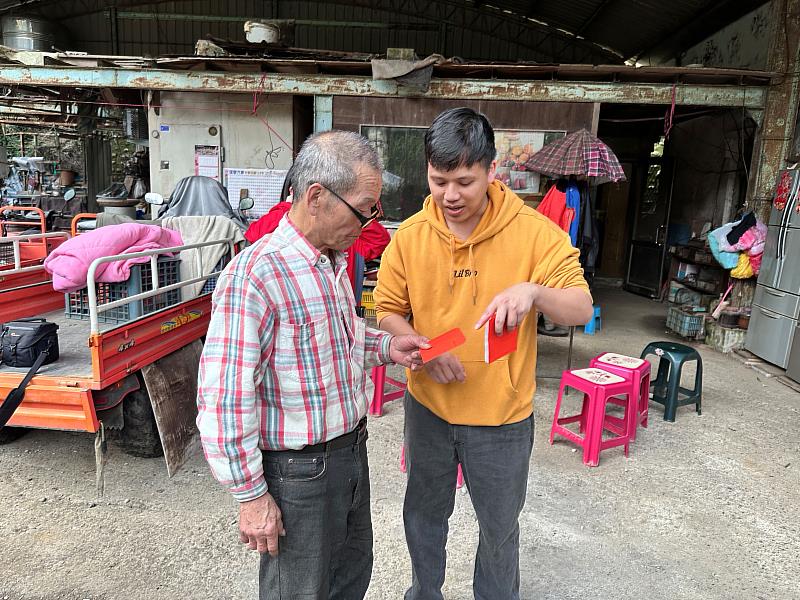 不只有豐盛佳餚，圍爐後伊甸將上帝的恩典留下，祝福阿公一家人一整年都平安喜樂。