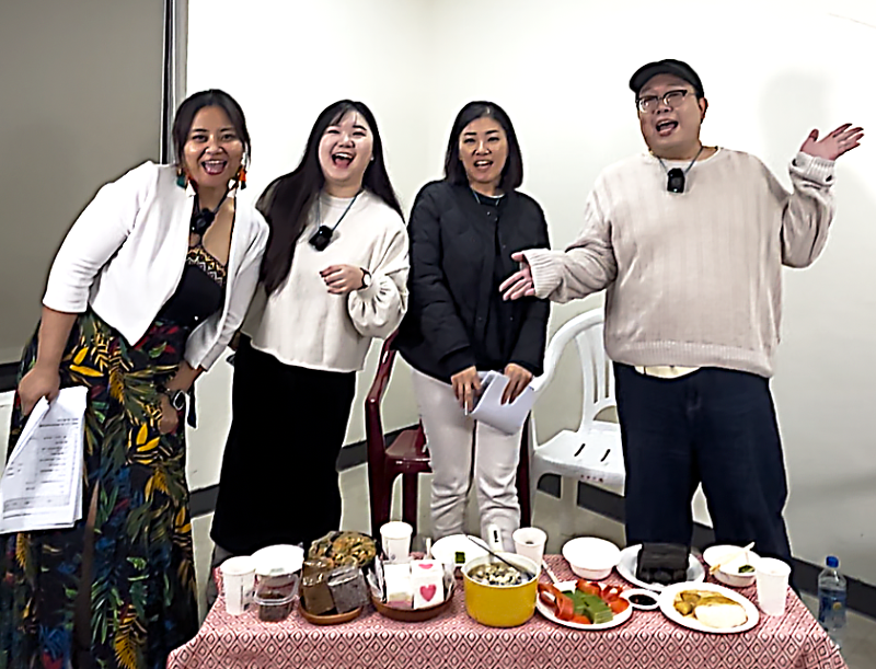 「欸！來吃飯啊」單元邀請網紅泰國娘娘Alizabeth（右1）、韓國媳婦朴珍渶（右2）、布農族甜心妞可（左1），以及講客廣播電台主持人芮敏（左2），一同展開跨國「空中圍爐」。