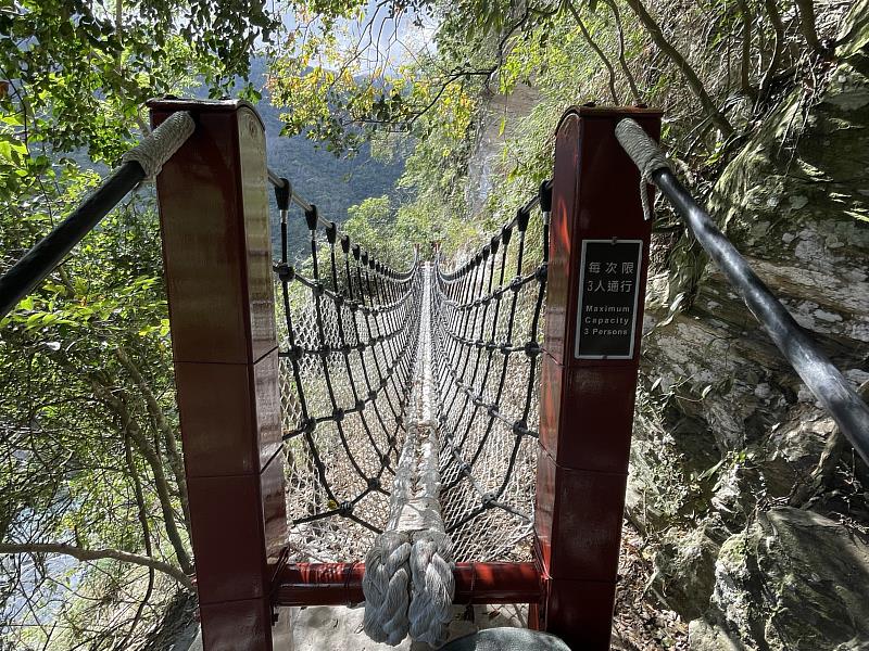 步道設置2座吊索橋，提供不同步行體驗。