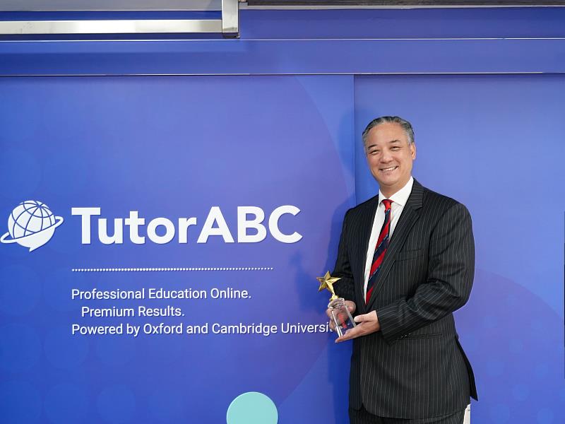 這份榮耀來自於TutorABC近年來穩健轉型的豐碩成果。如今，TutorABC已成功轉型為一家獲得全球認證、以績效為導向的教育科技集團。公司同時擁有全球最大教育認證機構WASC認證，以及卓越職場（Great Place to Work<sup><sup>®</sup></sup>）認證，進一步凸顯了TutorABC對教學品質、公司治理及人才培育的高度重視。