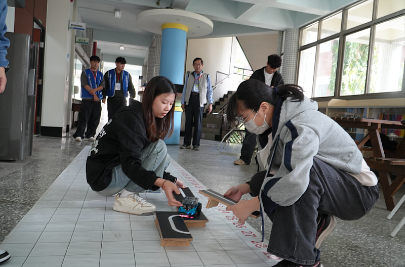 在「機器人快遞挑戰賽」中,參與學員以「岩之呼吸」精神進行作業流程規劃,操作輪型機器人突破物流關卡。
