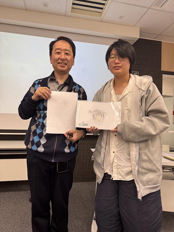 學員獲得小幡公春現場執筆畫作，開心合影。