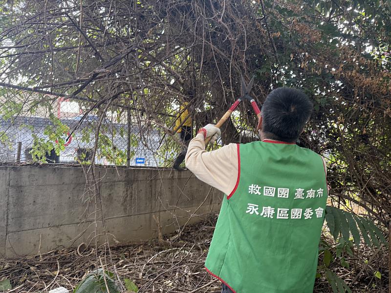 寒冬送暖不停歇，救國團台南市團委會接力關懷孤老長者，讓愛延續到社區每個角落。