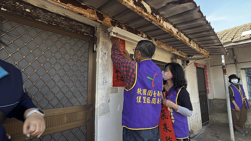 寒冬送暖不停歇，救國團台南市團委會接力關懷孤老長者，讓愛延續到社區每個角落。
