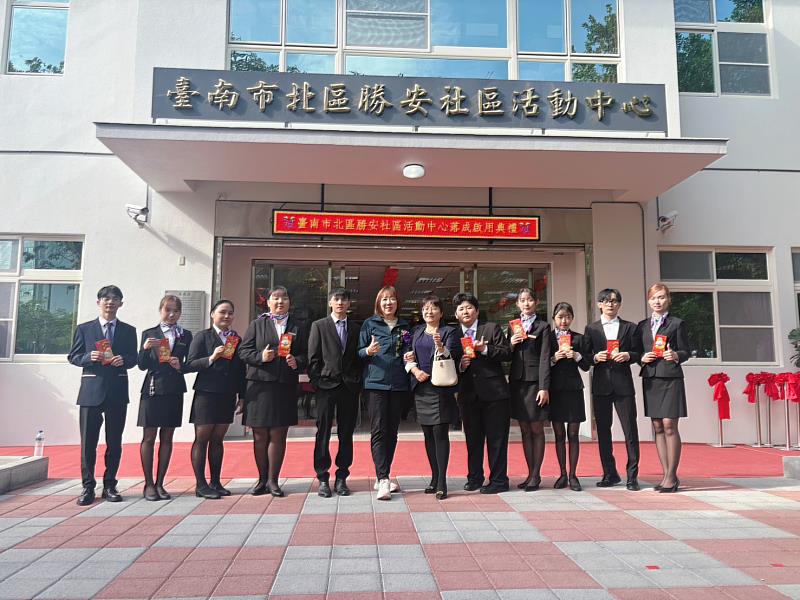 崑山科大旅遊系參與勝安社區啟用典禮,身為校友的北區區長潘寶淑(左6)給予莫大肯定。