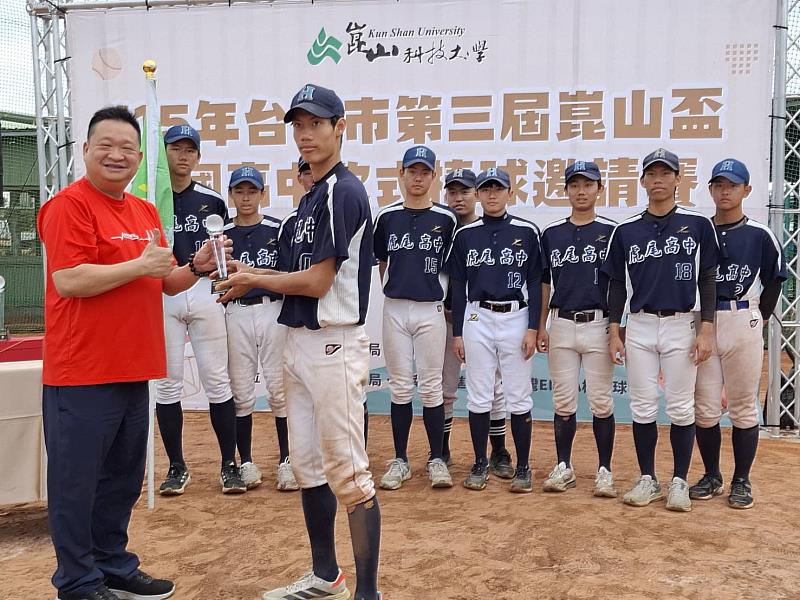 崑大招生事務處何性東處長（前排左）頒獎予亞軍隊伍虎尾高中。