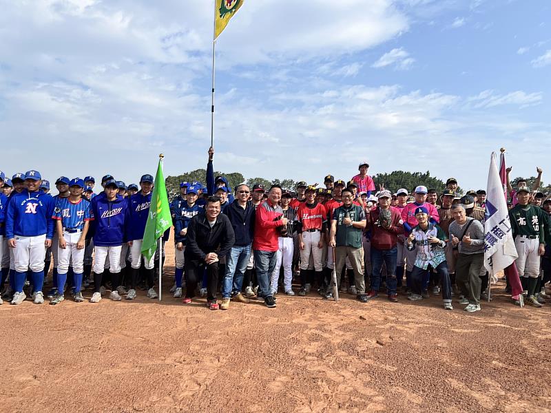 崑山科大舉辦「115年台南市第3屆崑山盃全國高中軟式棒球邀請賽」，全體合影。