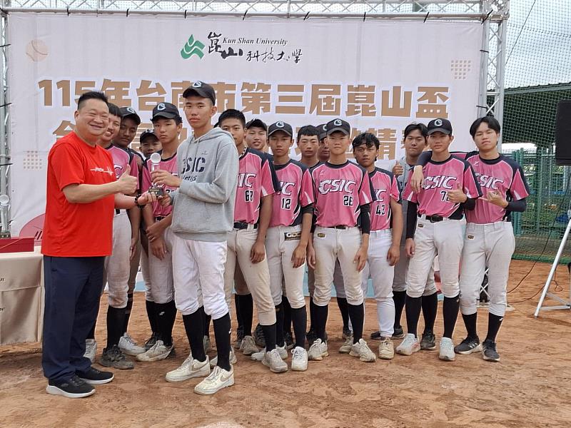 崑大招生事務處何性東處長（前排左）頒獎予季軍隊伍中山工商。