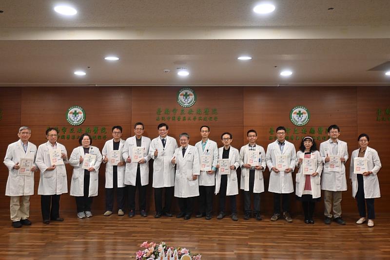 林聖哲院長在院慶表揚資深同仁及優良教師。