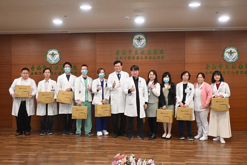 林聖哲院長在院慶表揚志工團隊、資深同仁及優良教師。