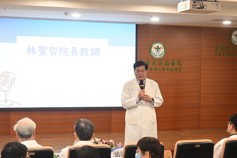 林聖哲院長在院慶致詞時，感謝全體同仁多年來在臨床、研究與行政上的努力與奉獻。