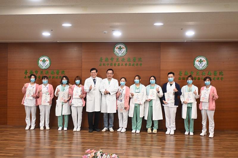 林聖哲院長在院慶表揚資深同仁及優良教師。