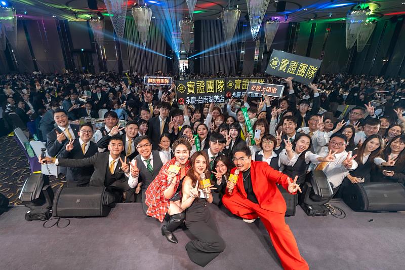 壓軸演出的郭靜及主持人張文綺、張禦，和現場上千位夥伴一起共度歡樂的尾牙盛宴。圖片來源：永慶房產集團