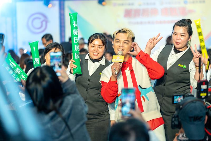 原住民歌手曾瑋中展現超強親和力，和台下同仁們一起同樂、拍照留念。圖片來源：永慶房產集團