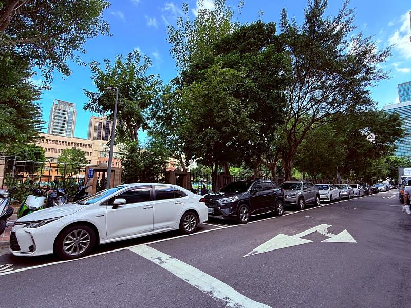 根據統計，雙北擁車家庭自有車位比例低於4成，北市更只有27%，顯示車位供給量稀缺。