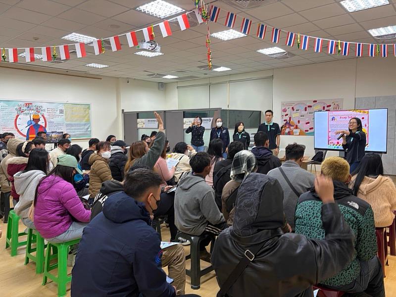移工認真聆聽轉換中心對於轉換雇主流程與可運用資源的宣導。