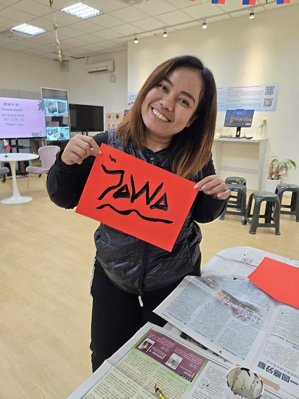 參加轉換中心新春同樂宣導活動的移工開心秀出自己親筆寫的春聯。