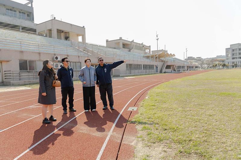 竹市香山綜合運動場改建二期操場完工!高虹安市長視察宣布開放啟用