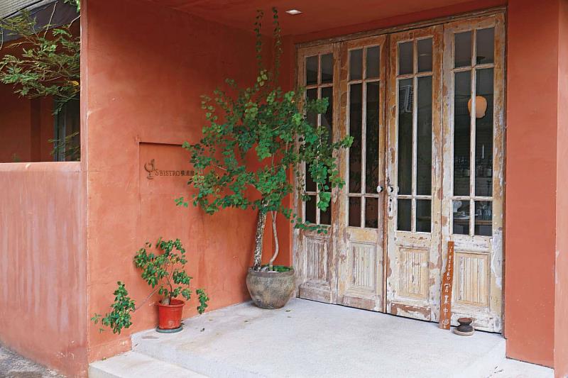 「‘S餐酒館」的外牆帶有異國風情，店內則營造放鬆舒適的用餐環境。