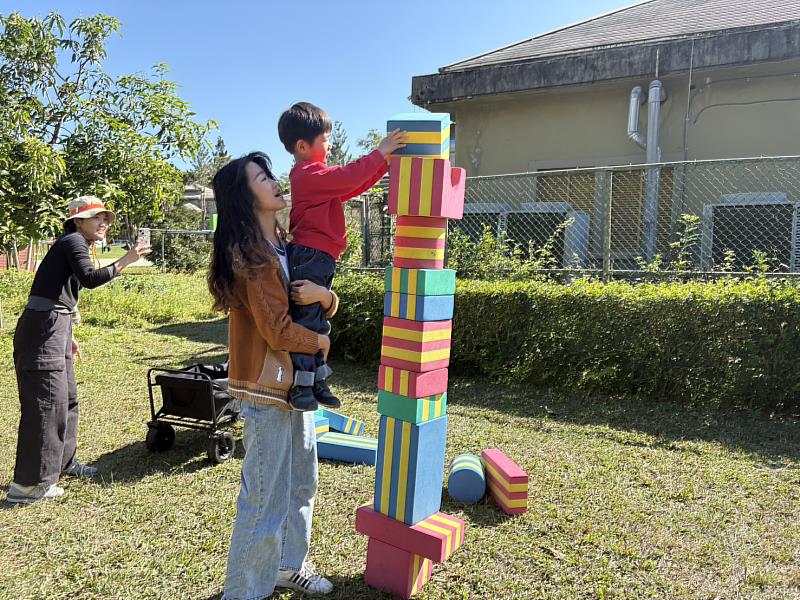 師生合力堆疊泡棉積木，打造象徵辭舊迎新的巨大鞭炮，展現合作與挑戰精神。