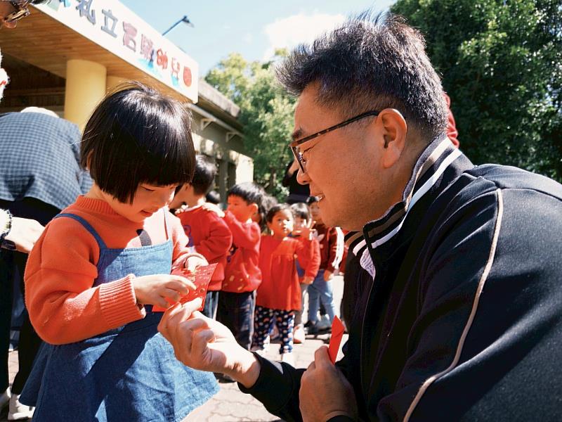 林俊瑩學務長發送象徵「一元復始、萬象更新」的小紅包，為孩子們送上新春祝福。