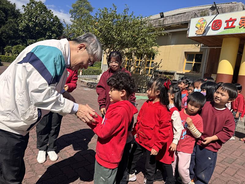 潘文福院長親手發放新春紅包，傳遞溫暖關懷與新年的美好祝願。