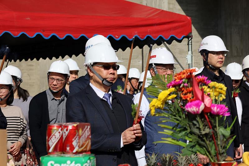 上梁典禮依循傳統儀式進行，由蔡校長（中）主祭，帶領三拜祈福。