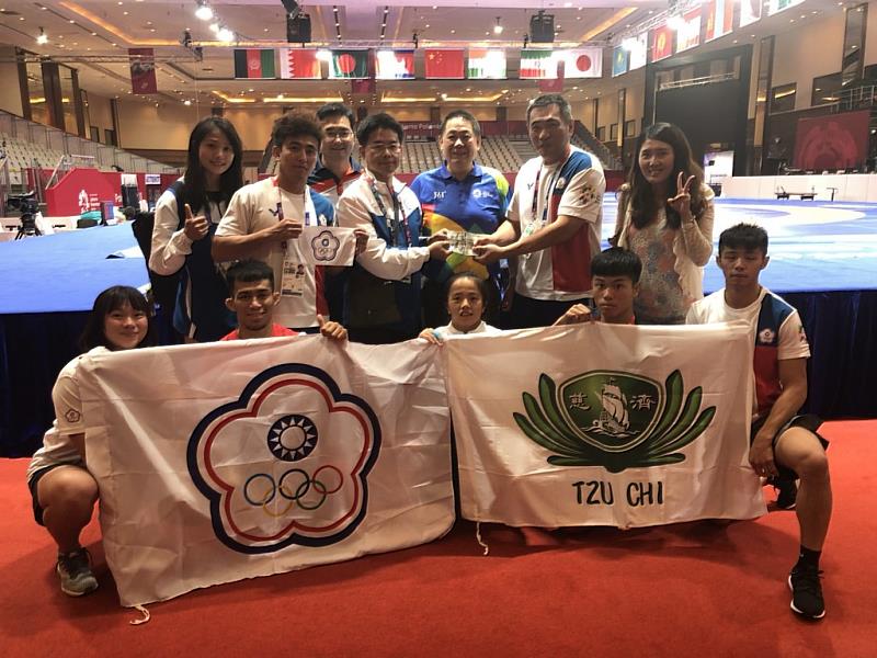 在角力國際賽事中，都有花蓮慈濟中醫師隨行，後排左4為何宗融副院長。