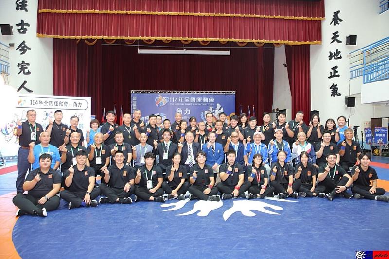 在2025年的全國運動會，何宗融副院長（2排左6）帶領中醫師團隊與角力協會、選手合影。