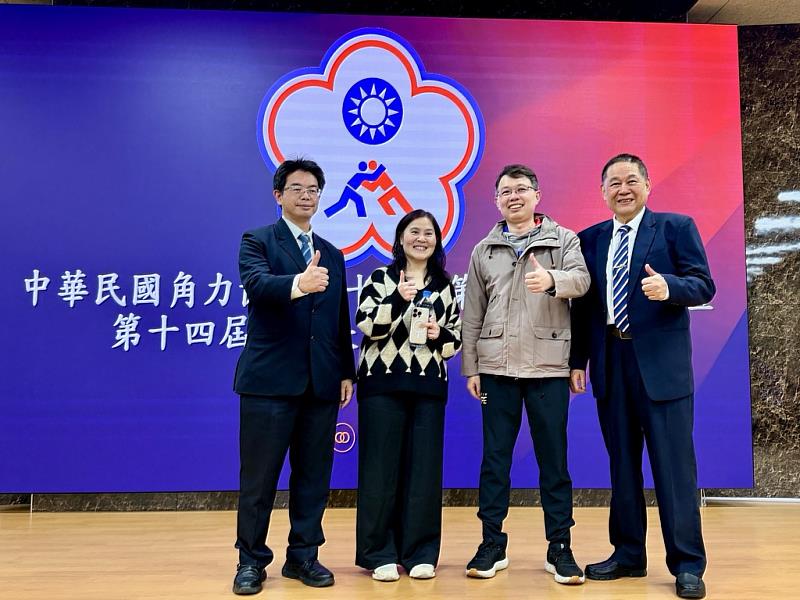 花蓮慈濟醫院副院長何宗融（左1）當選中華角力理事長，與前理事長張聰榮（右4）及運動部三科科長洪義荃（右2）、曉寧等人合影。