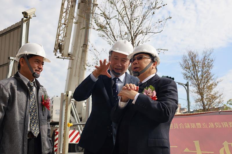 亞大附醫院長許永信（中）說明工程進度，圖右為蔡進發校長。