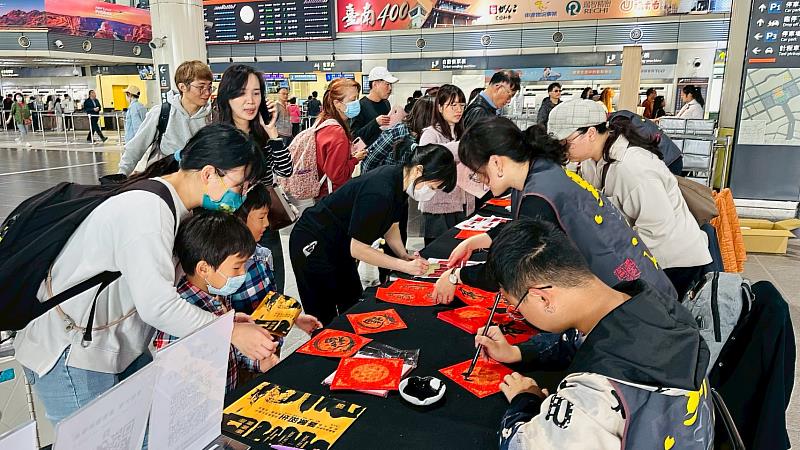 高鐵臺南場活動，現場師生與往來旅客熱情互動。