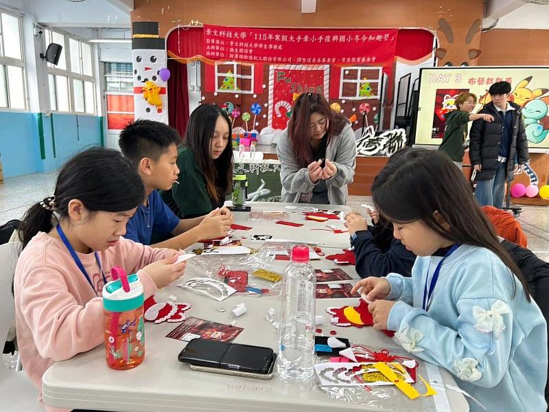 小朋友們跟著哥哥姊姊手作勞作、創意發想。