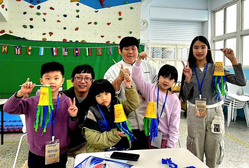 小朋友們開心的進行成果展示。