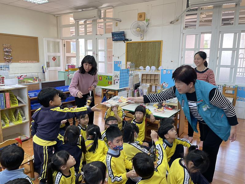 迎接2026台灣燈會 嘉義縣學童獲贈「喔熊馬抵嘉」小提燈