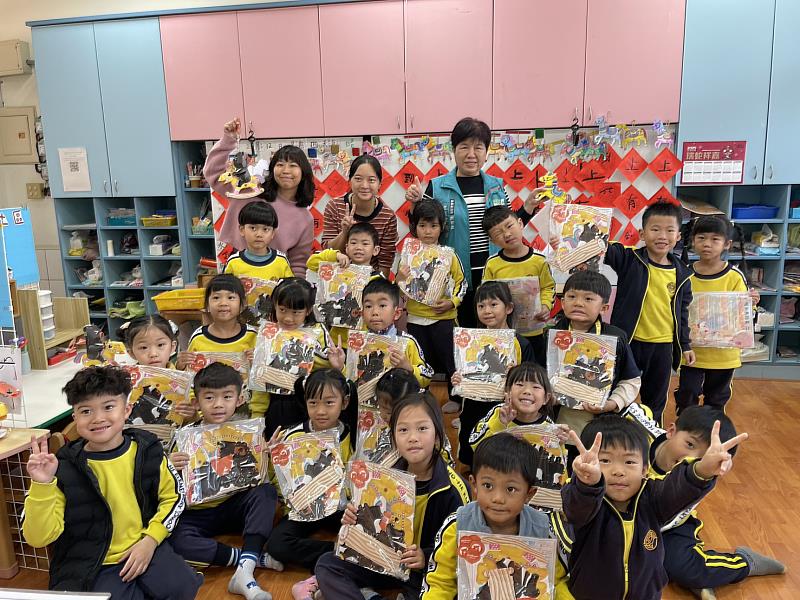 迎接2026台灣燈會 嘉義縣學童獲贈「喔熊馬抵嘉」小提燈