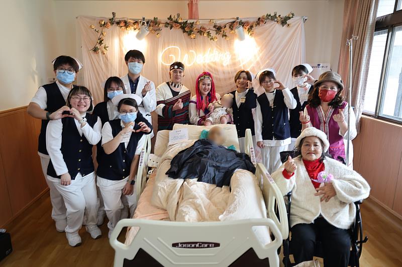 春節連假前夕的粉紅泡泡 病房化身婚禮現場助末期病人圓夢