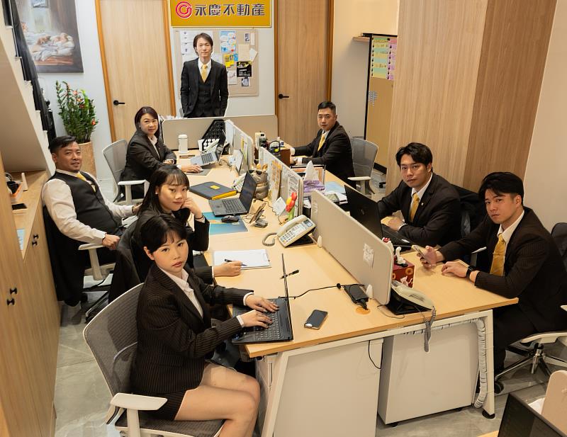 永慶不動產A7文青豐岳加盟店團隊展現專業與協作精神，由翁志強店東親自培訓每位同仁，打造值得信賴的房仲團隊。（永慶房產集團提供）