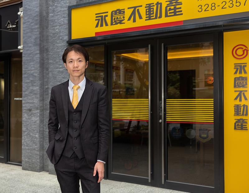 永慶不動產A7文青豐岳加盟店東翁志強強調以長期信任取代短期成交,塑造五星評價的專業團隊。(永慶房產集團提供)