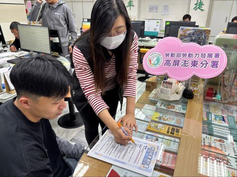 透過勞動部「勞工就業通計畫」的協助，已有許多像阿雄一樣受國際情勢影響的勞工成功重返職場。（示意圖，非本人）