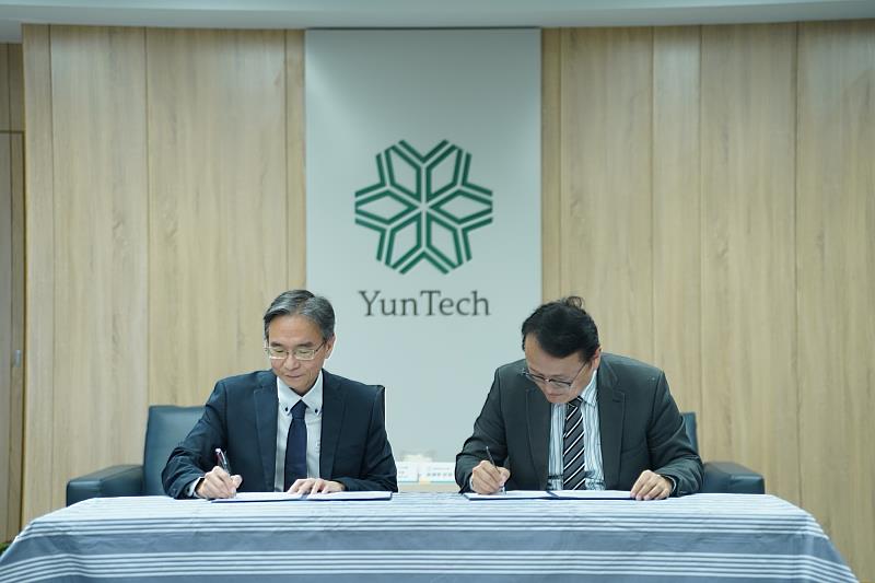 國立雲林科技大學與日月光集團雙方代表正式簽署合作合約,象徵產學合作邁入新里程碑。