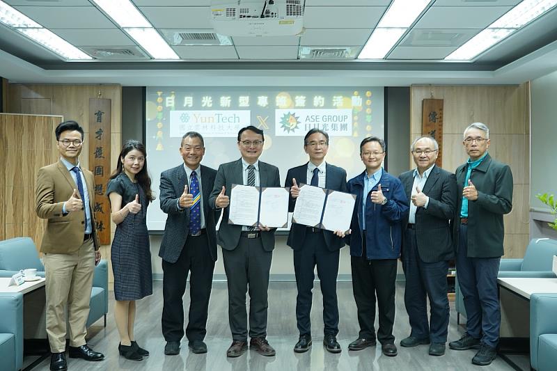 雙方代表完成簽約並展示合約文本，現場嘉賓共同見證歷史性時刻。