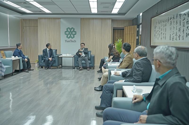 校方與日月光集團代表交流合作內容,討論未來人才培育與產學合作規劃。