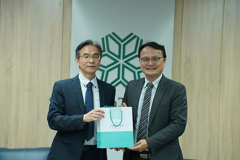 簽約儀式後,雙方代表互贈紀念禮品,象徵友誼長存與合作情誼穩固。