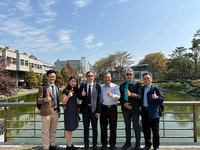 儀式圓滿完成後,雙方代表於本校雲夢湖畔合影留念,象徵產學攜手合作,攜手邁向未來,共同開創人才培育新契機。